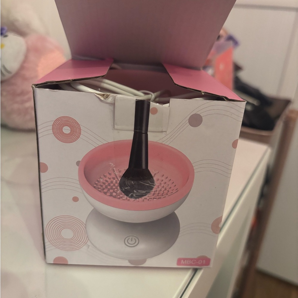Makeup brush cleaner